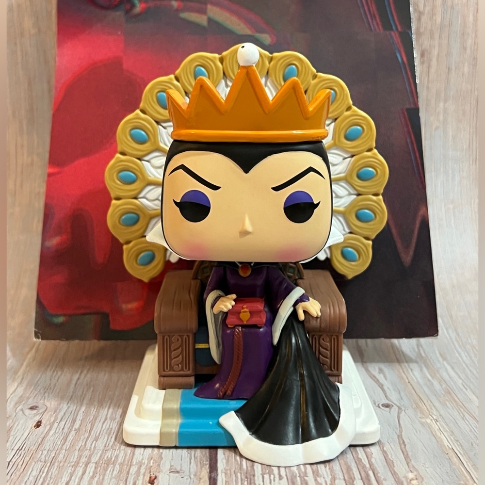 EUC Funko Pop Deluxe 1088 Evil Queen on Throne Disney Villains with box